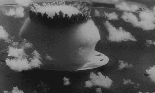 Znalezione obrazy dla zapytania atomic bomb explosion gif