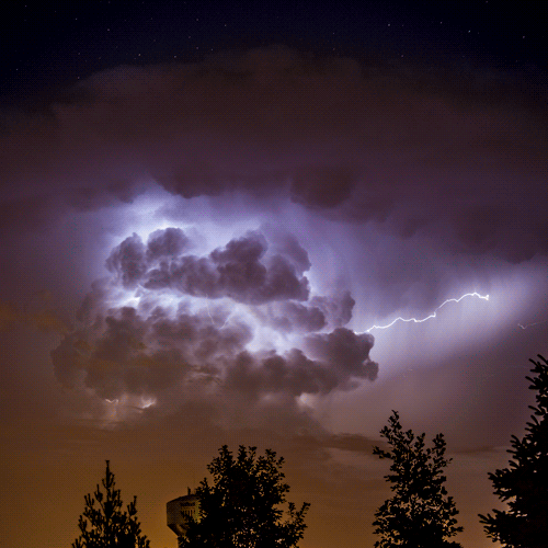 large-storm-cloud-thunder-lighting-bolts
